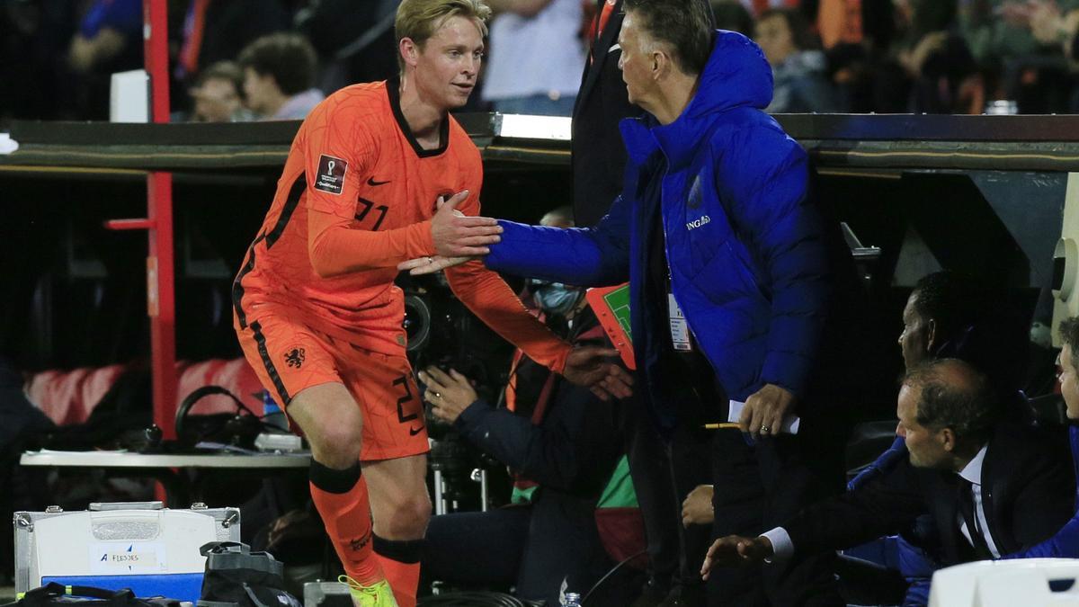 Frenkie de Jong ha actuado de pivote por delante de la defensa con Van Gaal