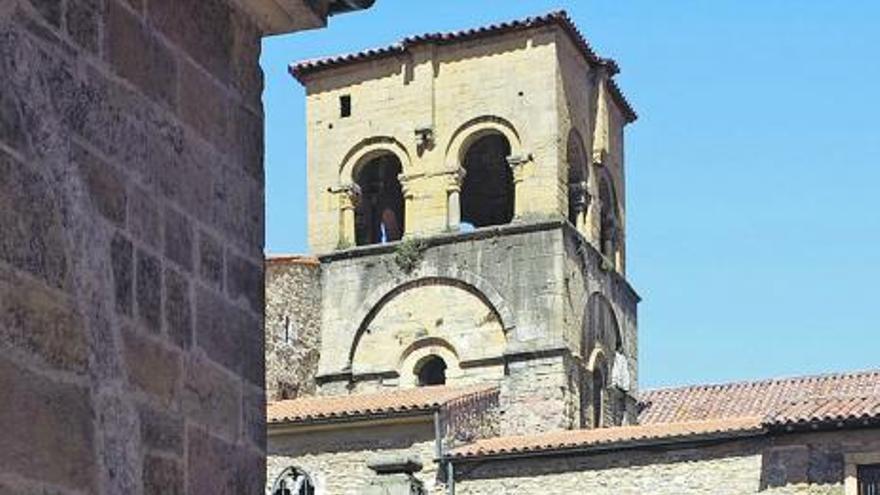 Una vista de la torre románica desde el Tránsito de Santa Bárbara.