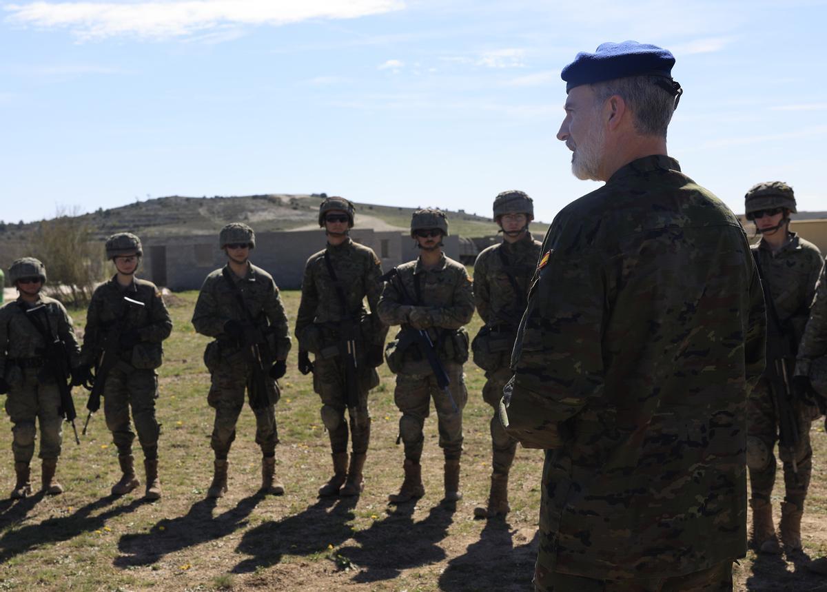 El rey Felipe VI y la infanta Leonor de Boerbón, en las maniobras de los alumnos de la Academia General Militar en el Centro Nacional de Adiestramiento de San Gregorio