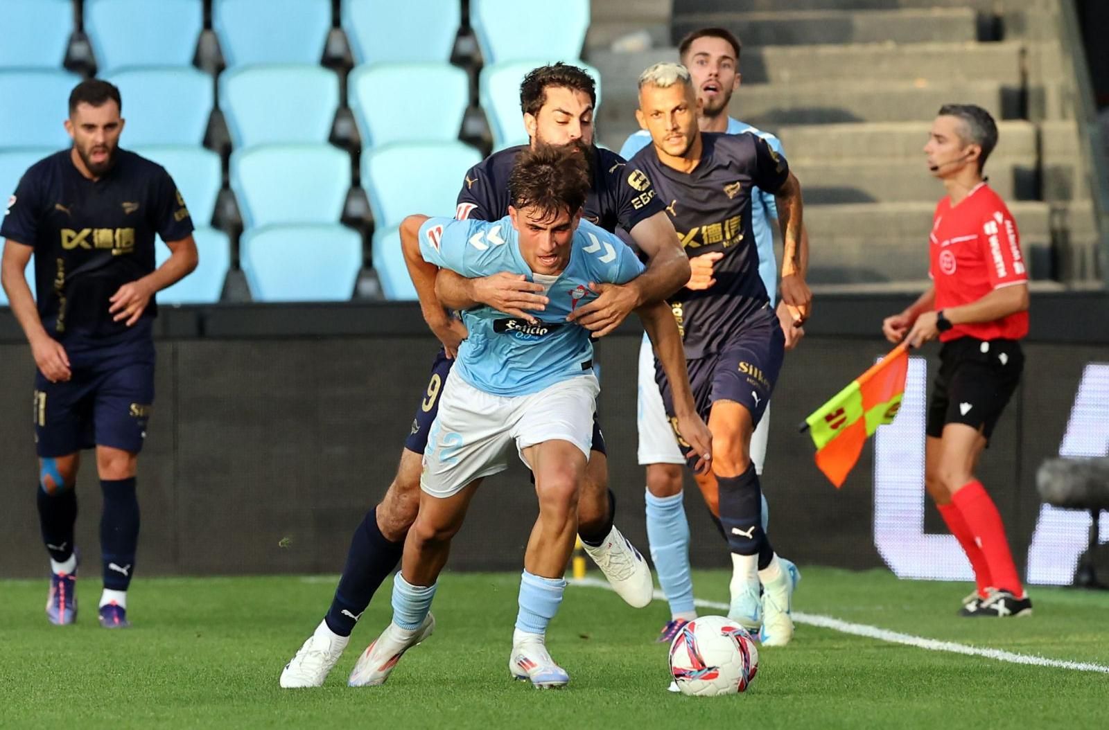 Javi Rodríguez protege el balón ante Asier Villalibre.