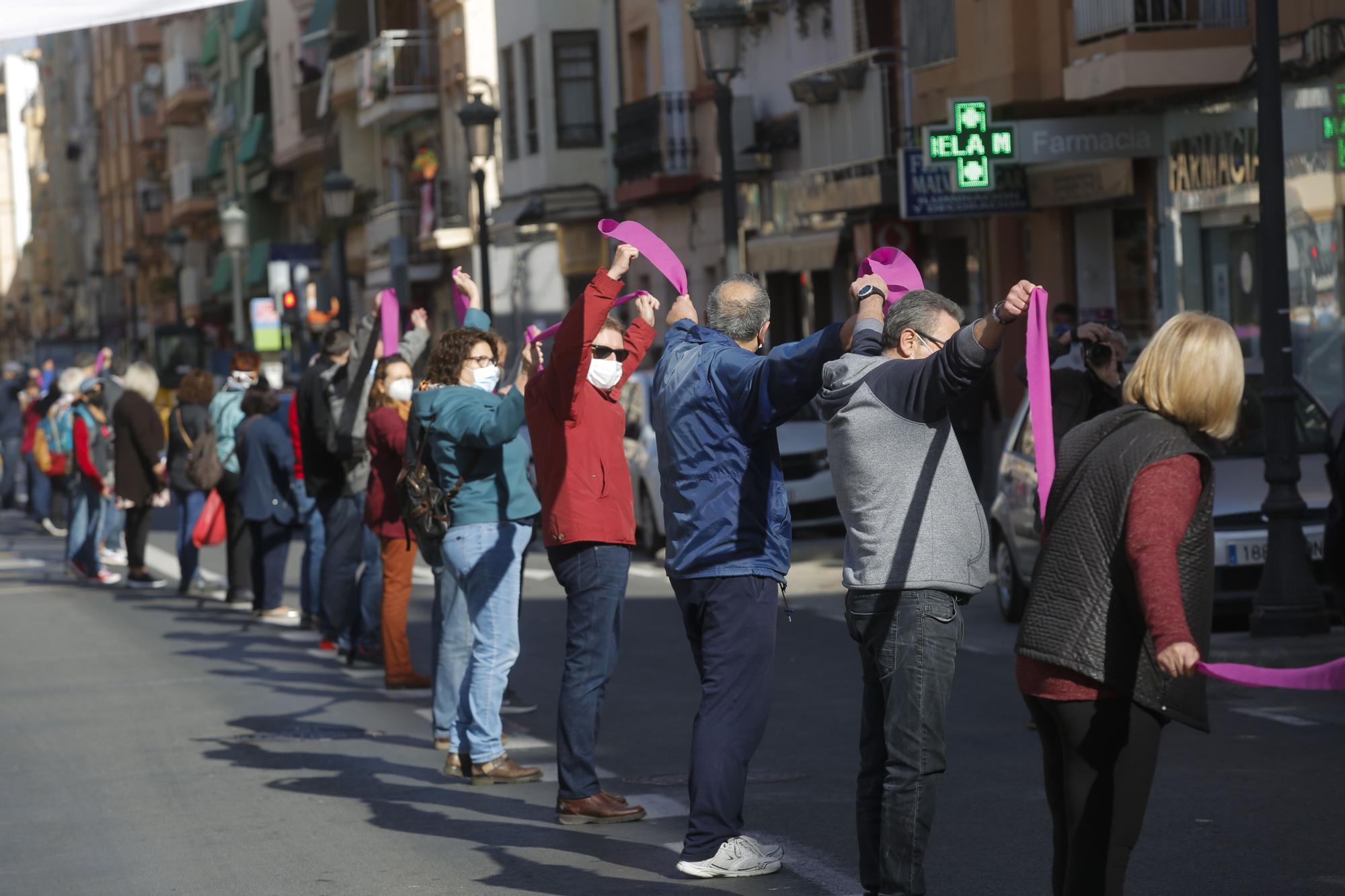 La Malva-rosa vuelve a los años noventa: falta de urbanización, dotaciones y problemas de droga. Una marea humana reivindica la dignidad de un barrio histórico