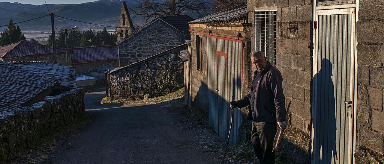 Un vecino de Calvos de Randín en la mañana más fría de este año. |   // BRAIS LORENZO