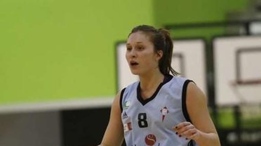 Marta Canella bota el balón durante un partido.