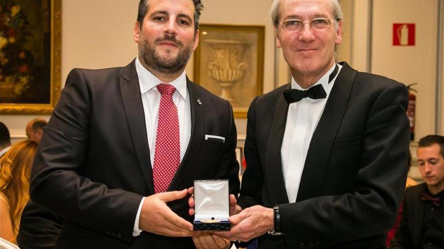 El abogado Benjamín Garcinuño recibe la Medalla de Oro del Foro Europa 2001
