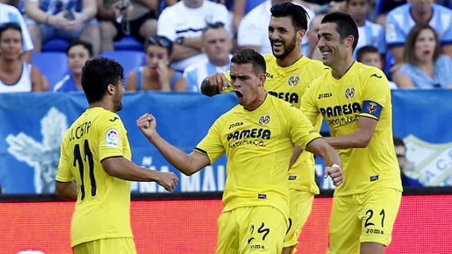 Los futbolistas del Villarreal celebran uno de sus goles.