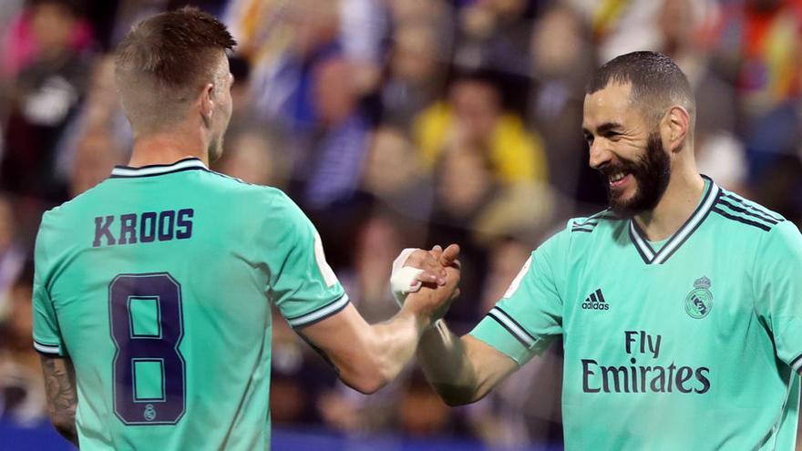 El delantero del Real Madrid Karim BenzemÃ¡ (d) choca la mano con Toni Kroos.