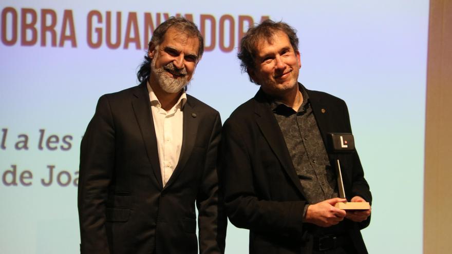 El president d&#039;Òmnium, Jordi Cuixart, amb el guanyador del cinquè Premi Òmnium a la Millor Novel·la de l&#039;Any, Joan Lluís-Lluís, a la llibreria Ona de Barcelona