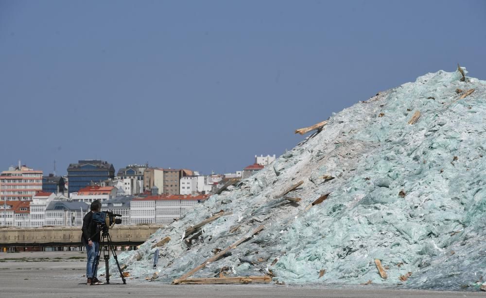 Mil toneladas de cristal estallado en el Puerto