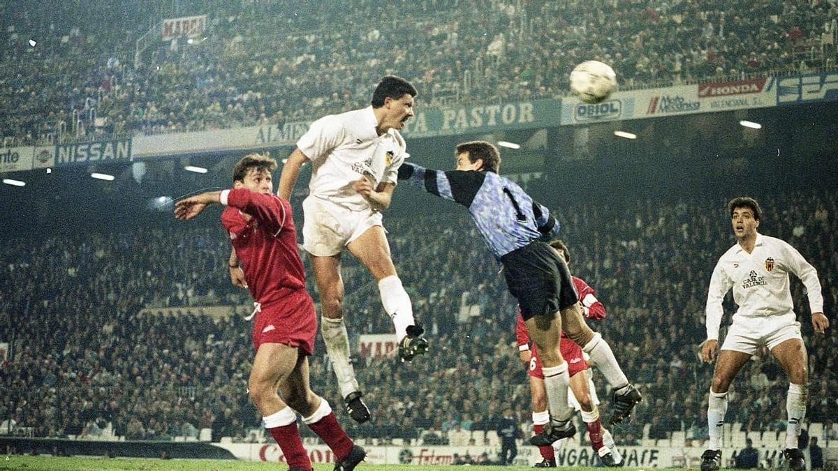 Lubo Penev en un partido con el Valencia CF