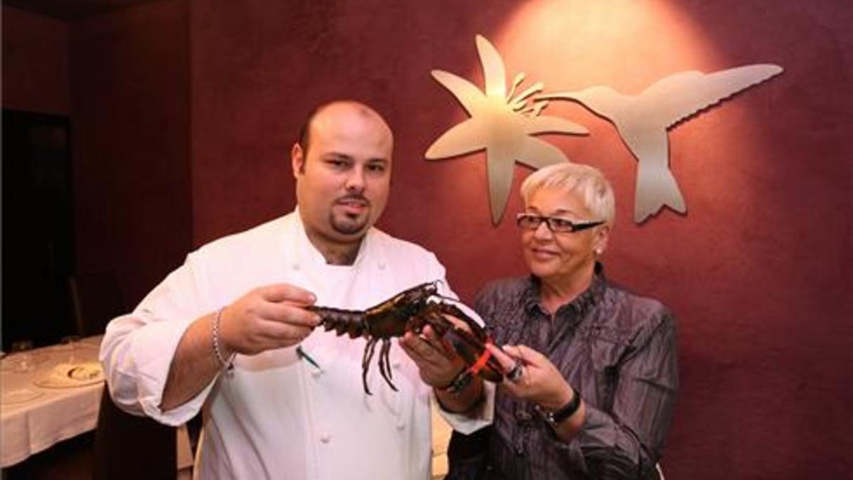 Jordi Esteve y Conxita Esparrica, con un bogavante en Nectari. Foto: Elisenda Pons