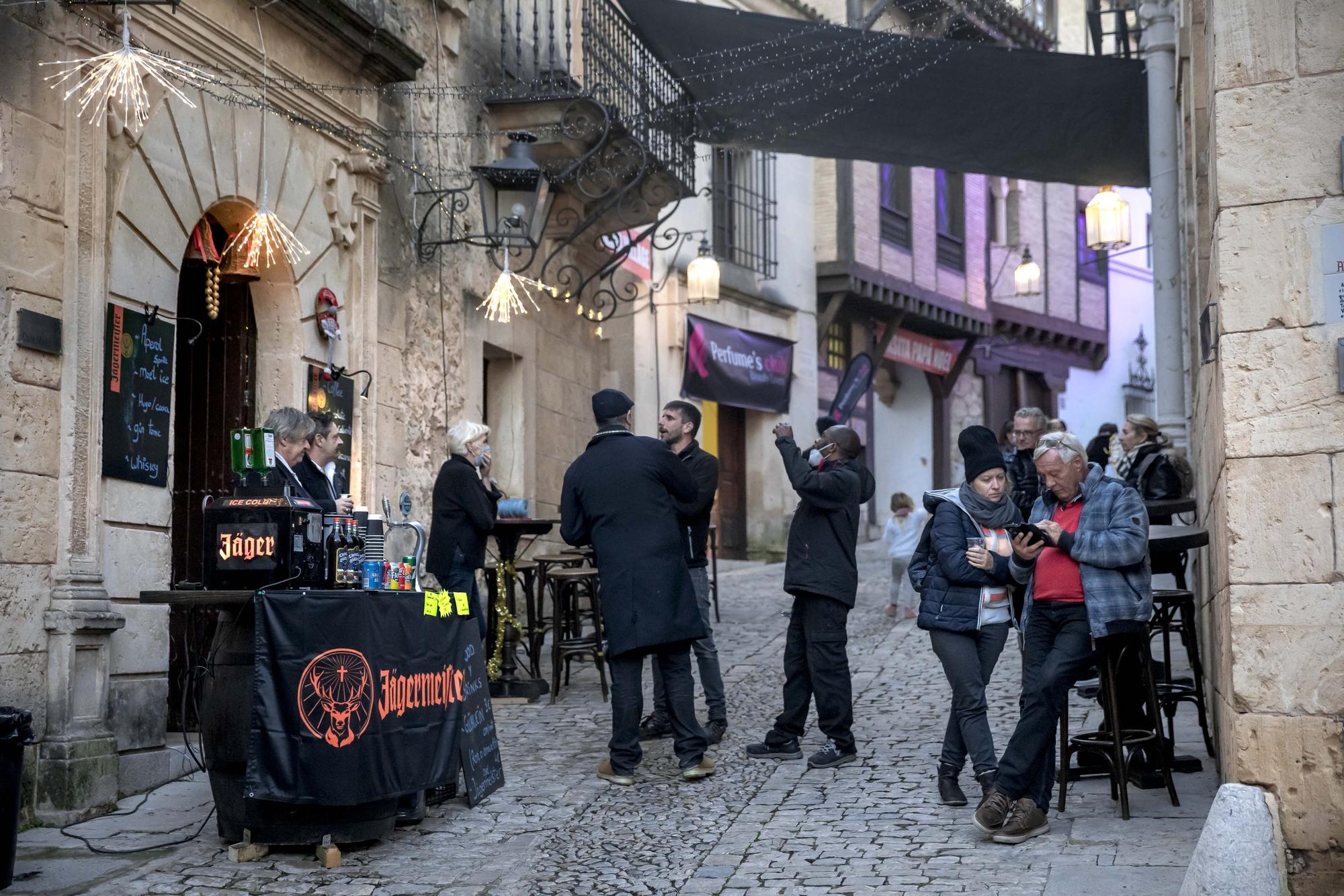 El Mercadillo de Navidad del Pueblo Español abre sus puertas