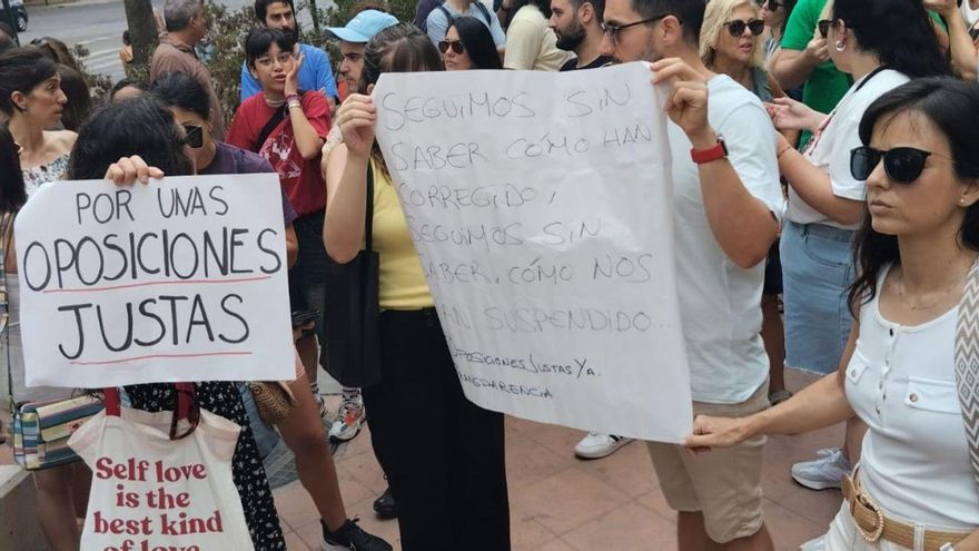 Los aspirantes volvieron ayer a manifestarse a las puertas de la Consejería y hoy tienen previsto hacerlo en San Esteban.