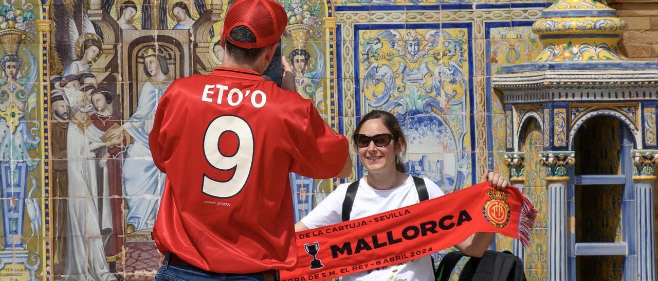 Fans von Real Mallorca vor dem Spiel auf der Plaza de España in Sevilla, wo das Pokalfinale steigt.