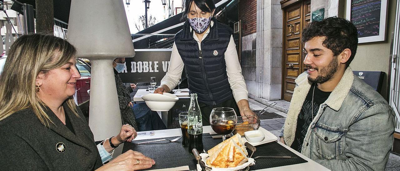 Emma Álvarez y Andy Benito se disponen a comer en una terraza de la avenida de Galicia. | Irma Collín