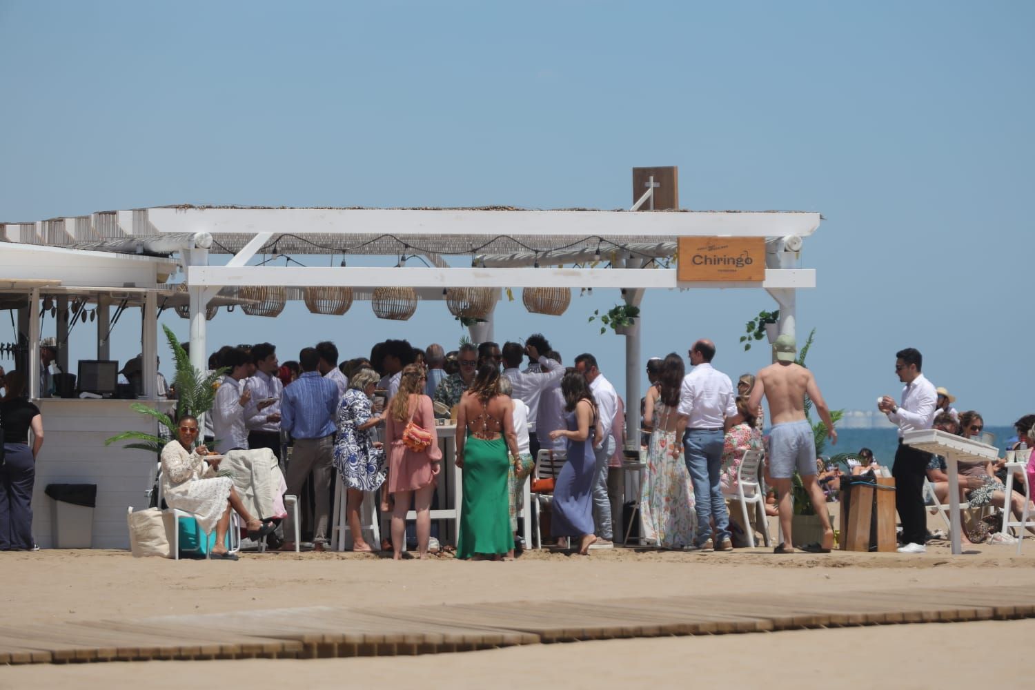 La playa de la Malvarrosa, abarrotada a finales de mayo