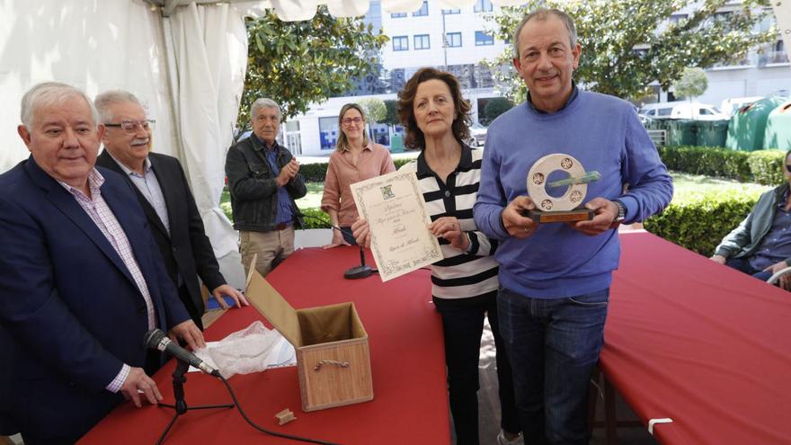 Alfonso Rodríguez y Begoña Boto, con los galardones, y su hija Bea, al fondo, ayer, nada más recibir el premio al mejor queso del año en la feria de Avilés. | Ricardo Solís