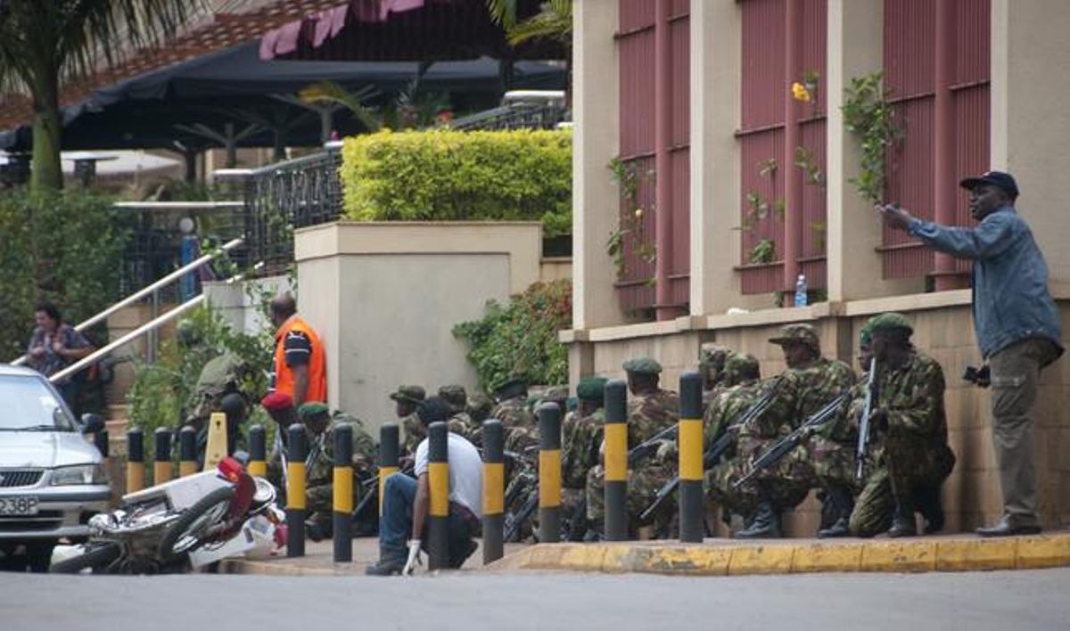 La policia kenyana pren posicions i es prepara per entrar al Westgate.