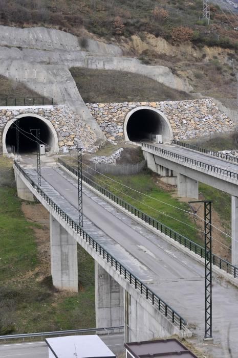 Actividad en los túneles de Sotiello en las obras de la variante ferroviaria de Pajares.