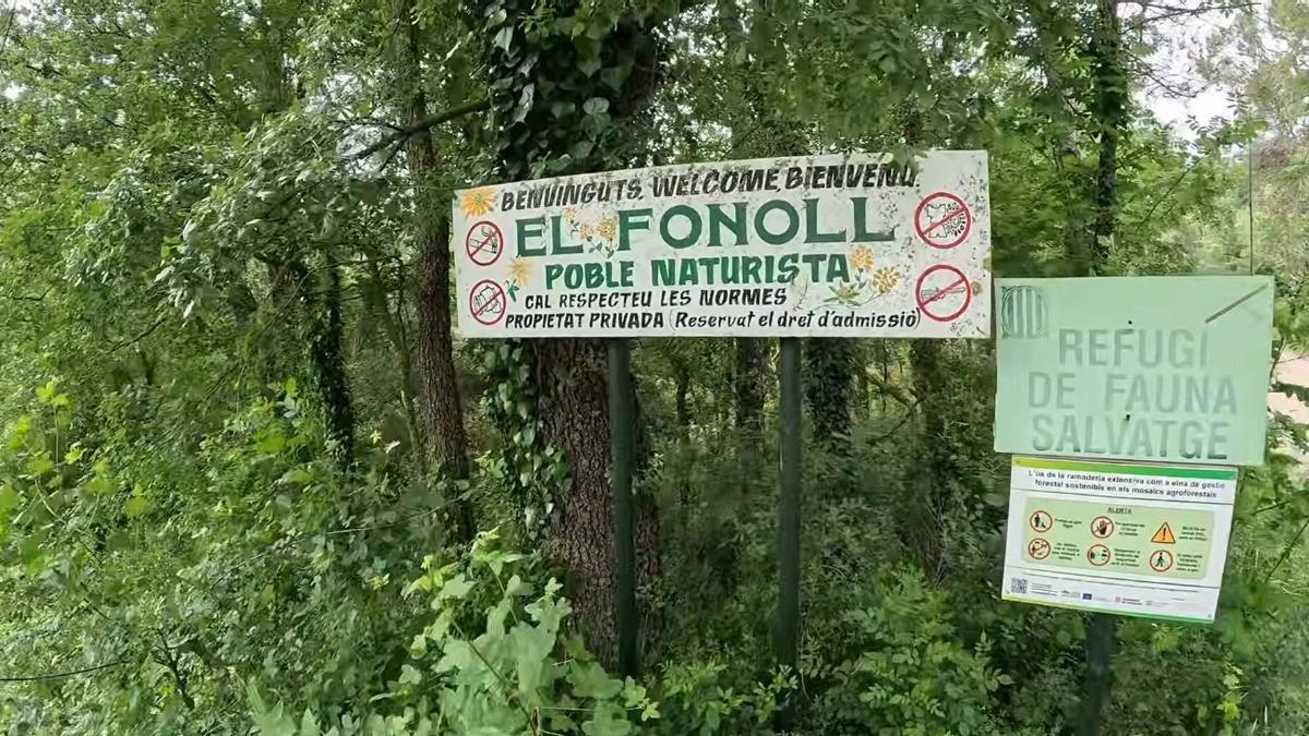 Normas en el cartel de entrada de El Fonoll, en el municipio de Passanant (Conca de Barberà, Tarragona).