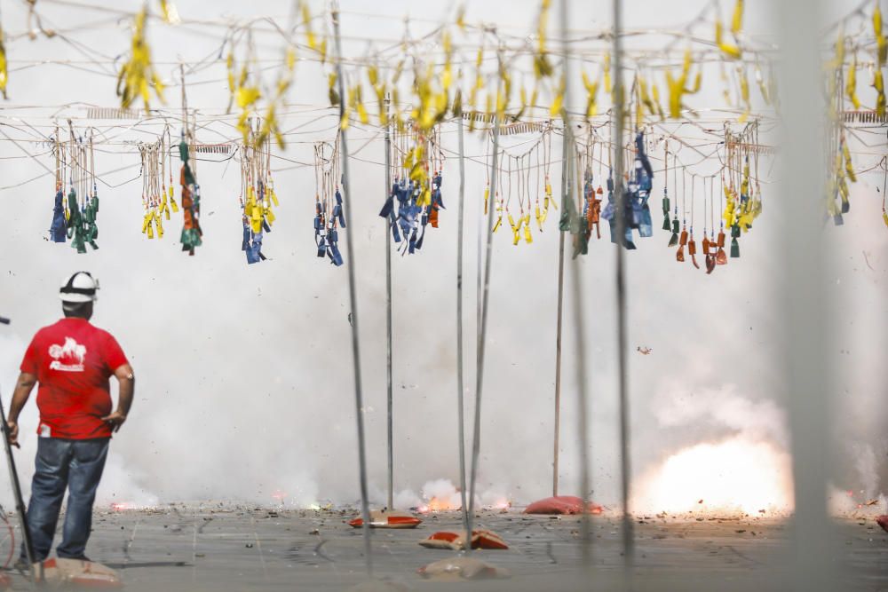 El pirotécnico, rodeado de humo