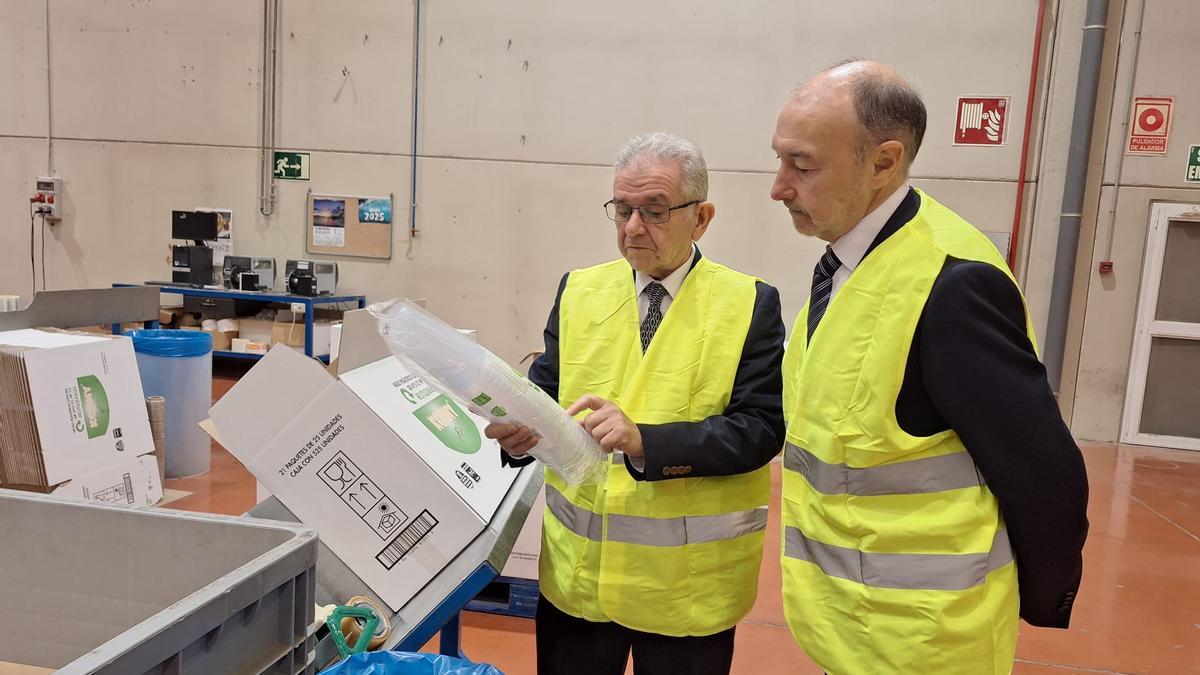 Julián Mermejo, director de Operaciones de Pinaform, y el delegado del Gobierno en Aragón, Fernando Beltrán, este jueves en la planta de la empresa en Pina de Ebro.