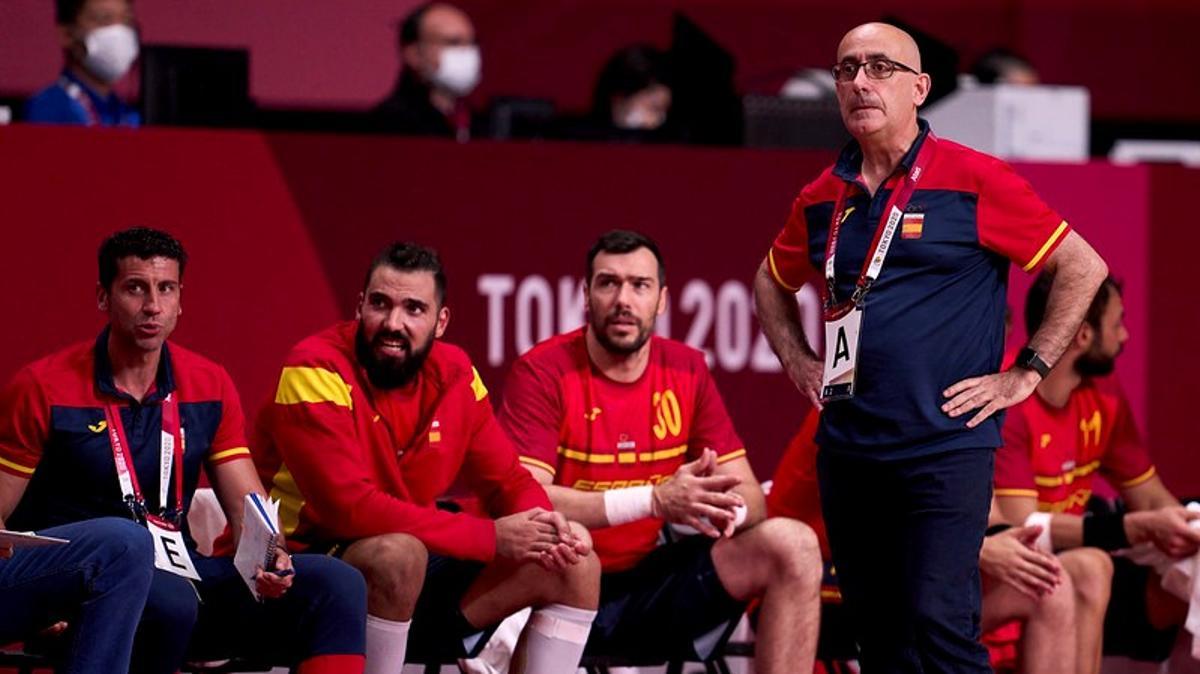 El técnico Jordi Ribera y los jugadores Maqueda y Guardiola siguen la acción de un partido de la primera fase