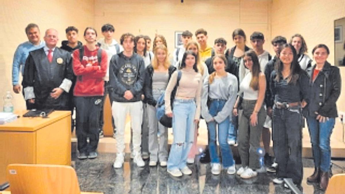 Alumnos del instituto de Tegueste en el Palacio de Justicia lagunero.