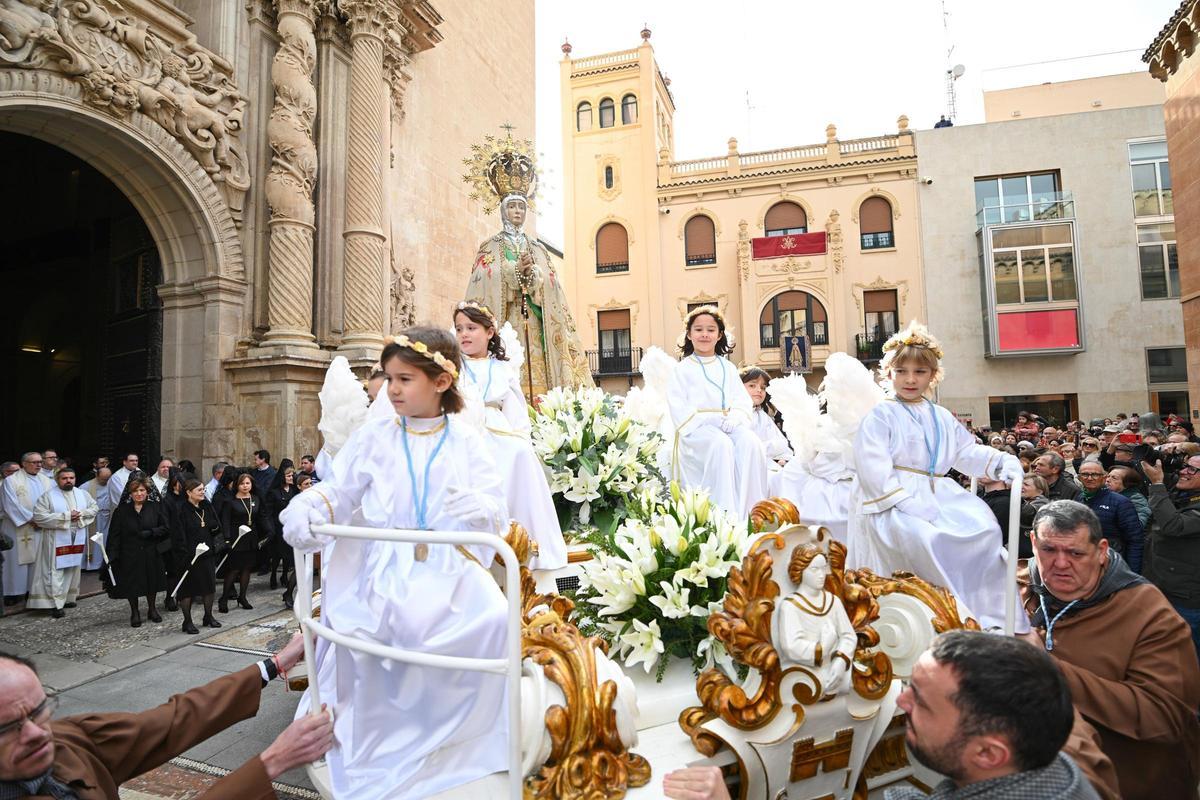 La procesión de la patrona de Elche en el 'Trono dels Angelets', en imágenes