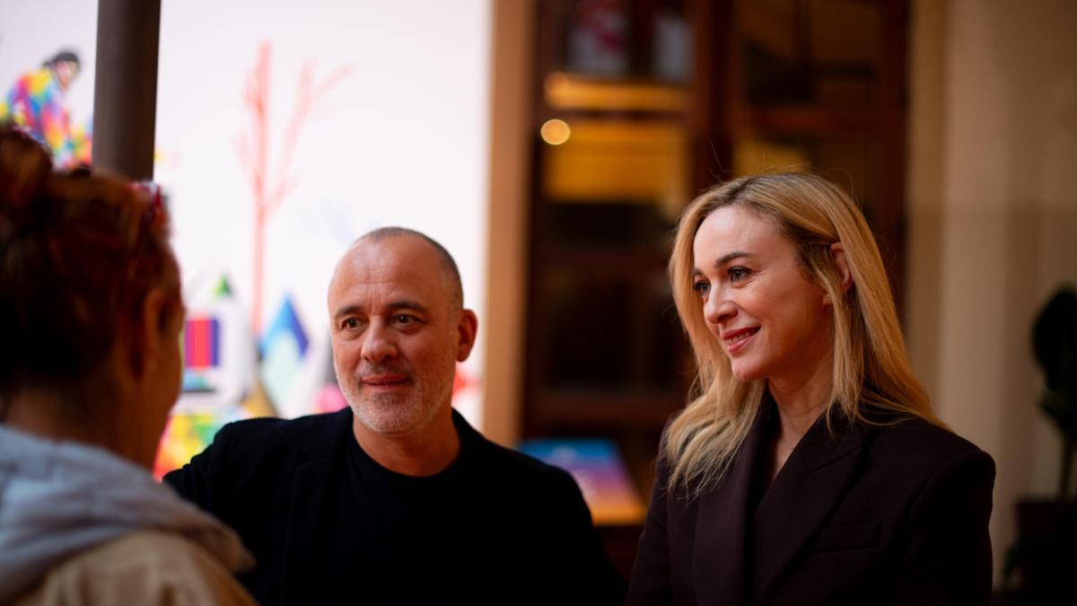 Los actores Javier Gutiérrez y Marta Hazas, protagonistas de 'La agencia', serie que Mediaset ha presentado en Cádiz.