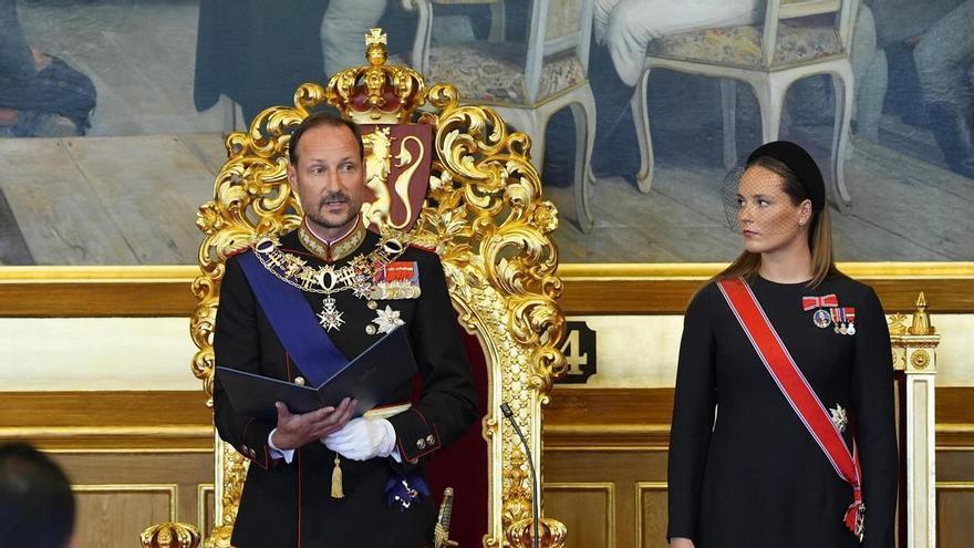 El Rey Haakon VIII jura la Constitución ante el Parlamento de Noruega