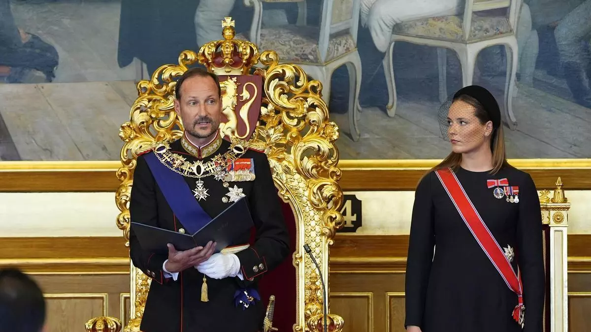 El Rey Haakon VIII jura la Constitución ante el Parlamento de Noruega