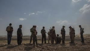 Imagen de archivo de soldados kurdos patrullando los alrededores de Mufti (Irak) durante una ofensiva contra el Estado Islámico (EI) . EFE/Andrea Dicenzo
