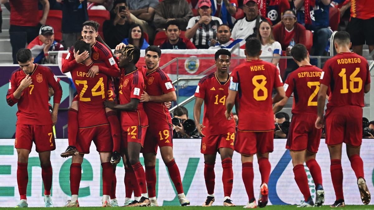 Los jugadores de España celebran el gol de Gavi ante Costa Rica