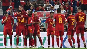 Los jugadores de España celebran el gol de Gavi.
