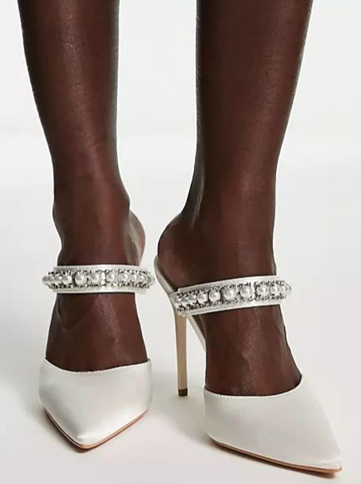 Mules para novia blancos con adornos de perlas de Truffle Collection