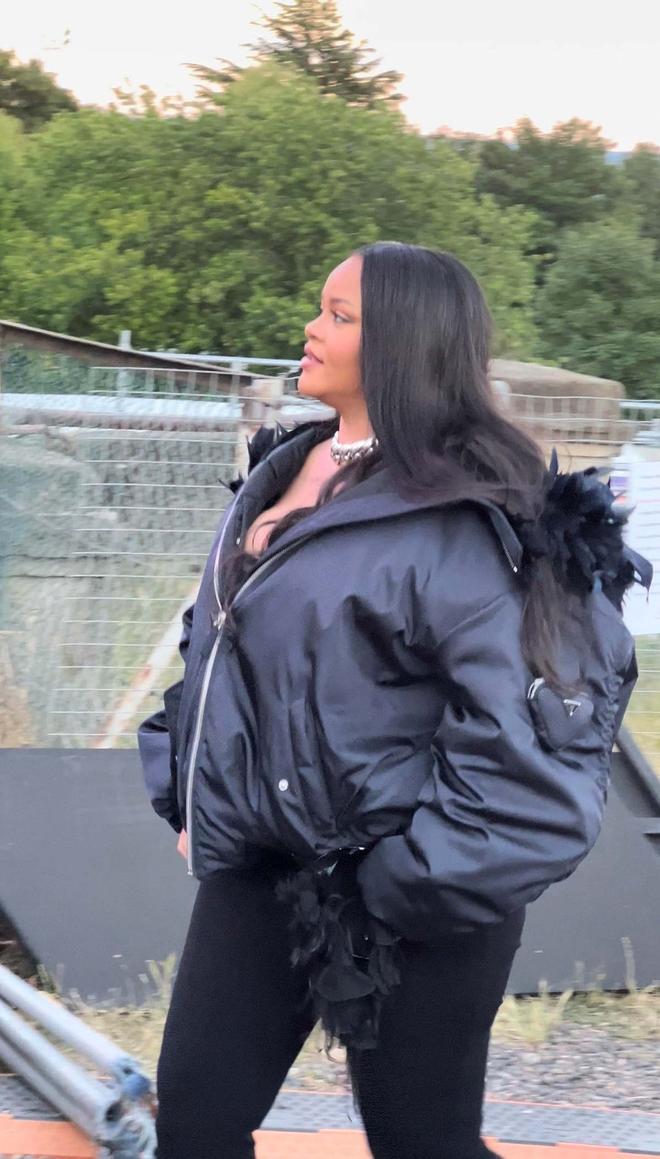 Rihanna con la chaqueta bomber de Prada