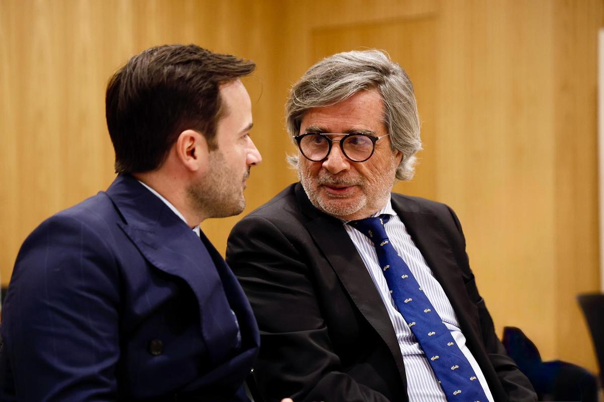 Carlos González, a la derecha, conversa con su hijo y también acusado, Alejandro González, en el juicio