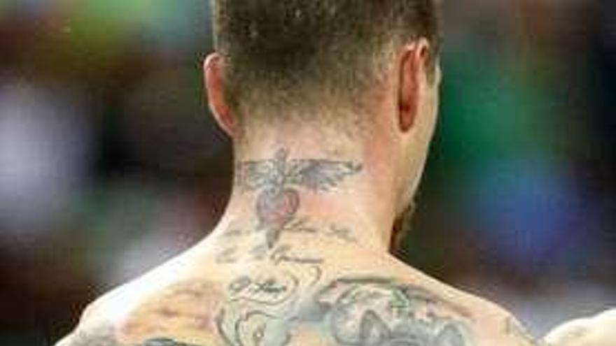 Sergio Ramos, con la espalda tatuada. // R. Ghement