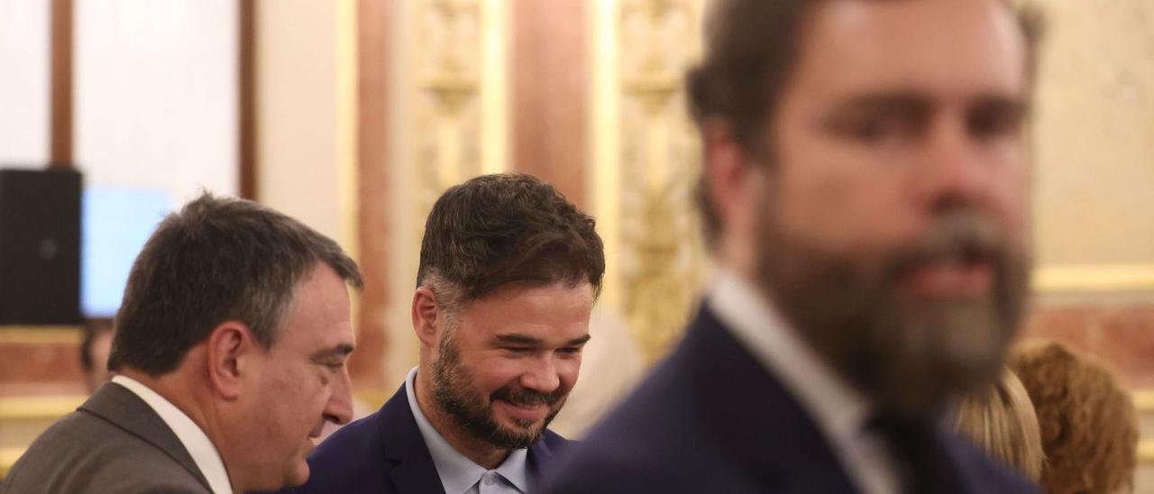 Vox ha quedado algo difuminado en sus expectativas andaluzas pero Espinosa de los Monteros aseguró ayer que si alguien considera, después de subir dos escaños, que esa era una mala noche electoral para ellos, que se prepare para lo que puede venir. No se sabe si es una amenaza, un vaticinio o una excusa de mal perdedor, dado que la campaña de su partido era en plan de ganador. Detrás ríen Aitor Esteban y Rufián.