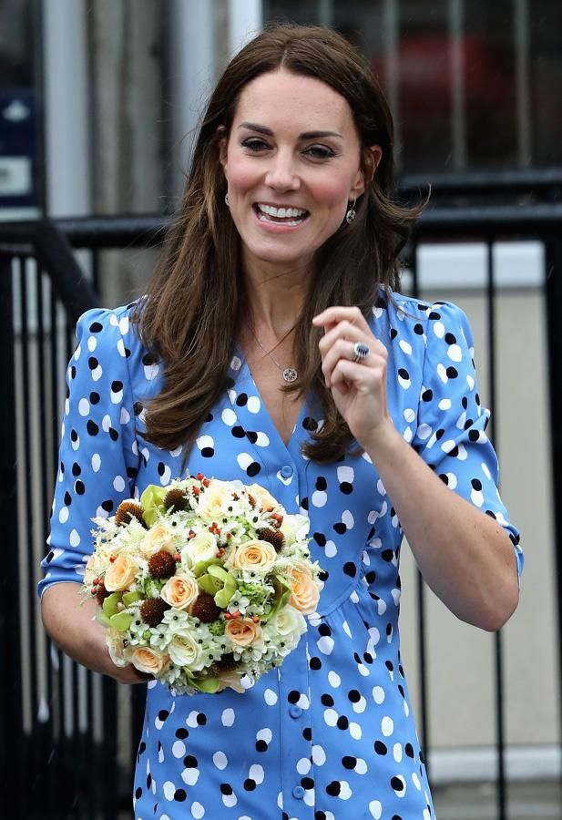 Kate Middleton en una visita oficial con vestido estampado de Altuzarra