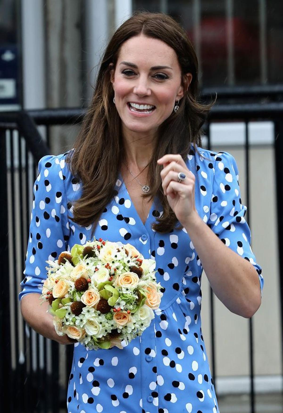 Kate Middleton en una visita oficial con vestido estampado de Altuzarra