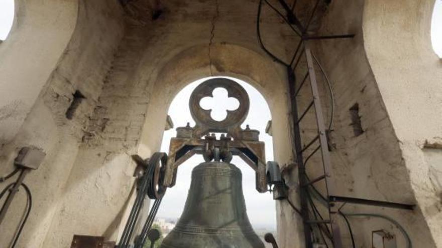 Una de las grietas del campanario vista desde el interior.