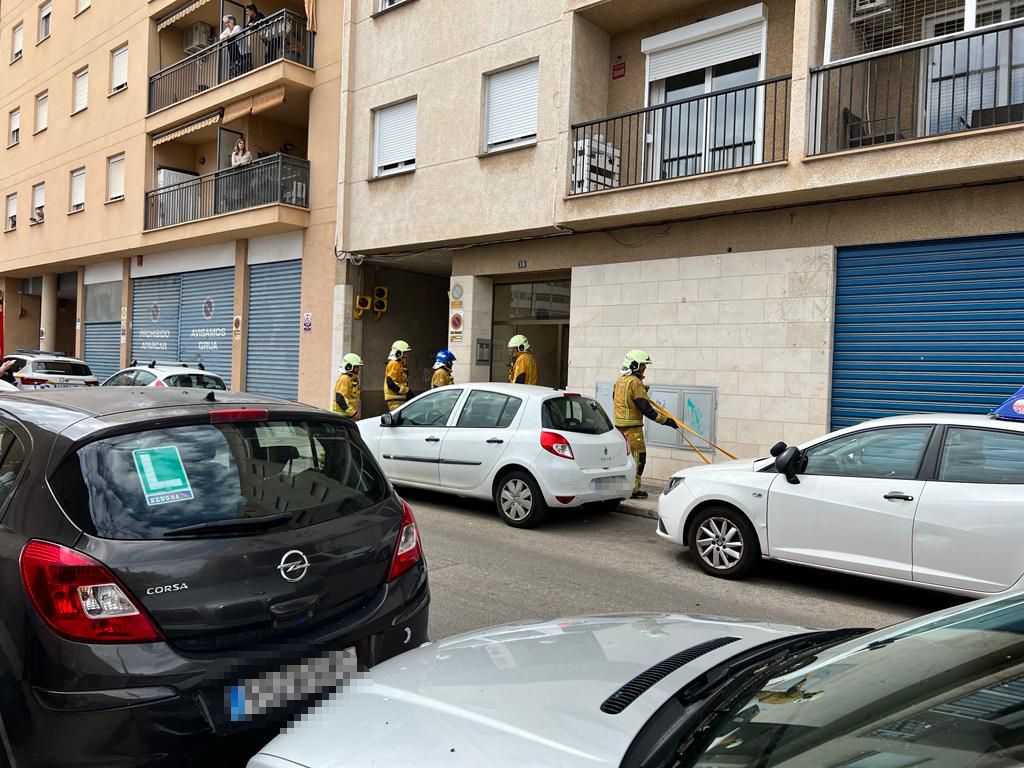 Desalojan un edificio de cinco plantas en Palma al declararse un incendio en el ático