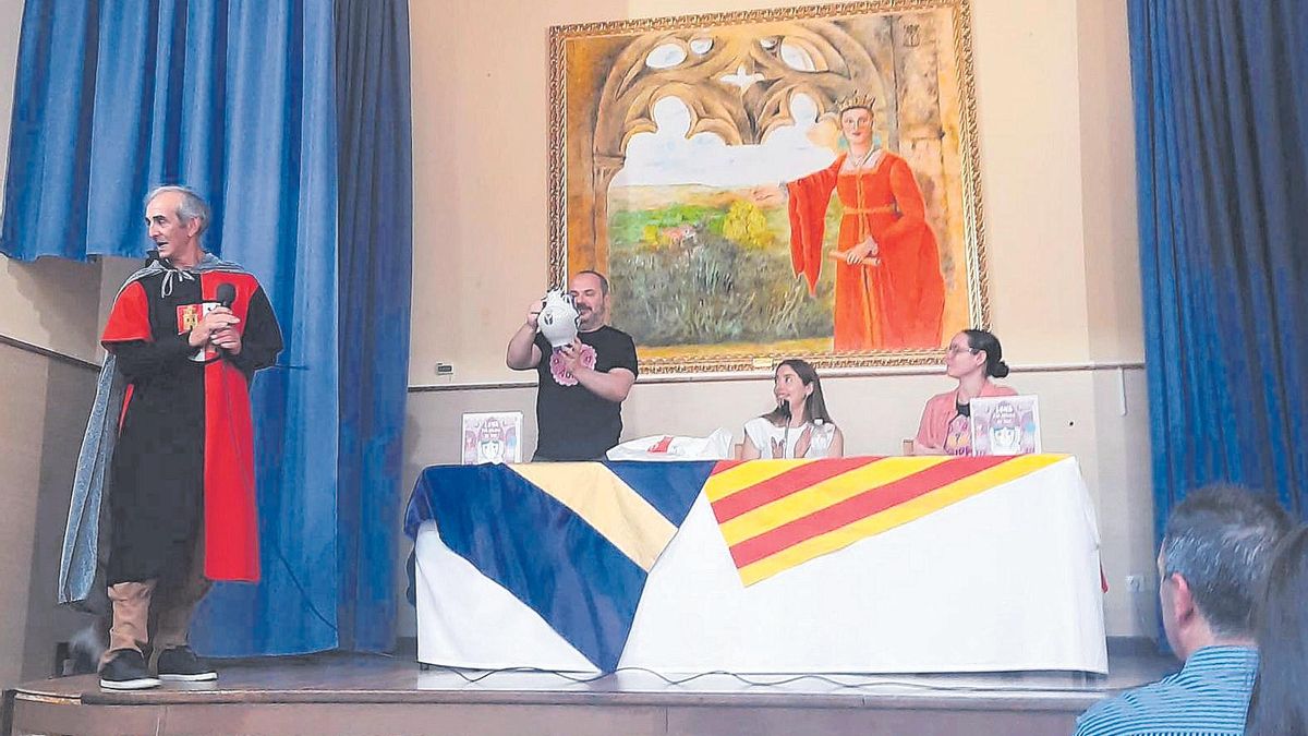 Los autores y el alcalde de Almonacid, en la presentación.