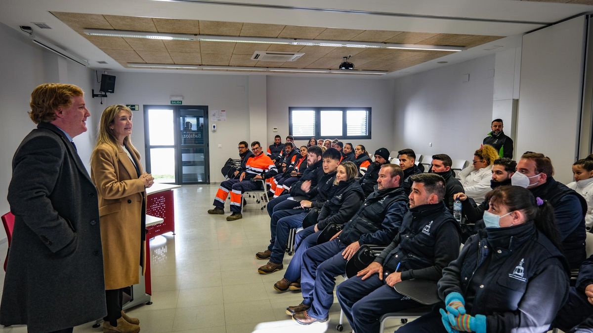 El alcalde visitó ayer el centro de formación del Cerro de San Miguel con la concejala Blanca Subirán.