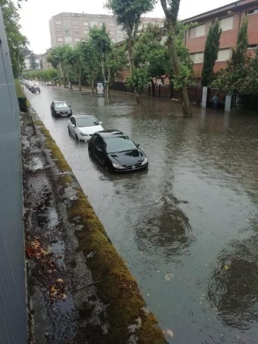 Una lluvia torrencial en Ourense deja el centro inundado. // FdV | Brais Lorenzo