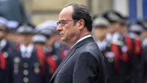 Hollande, en el nomenaje al policía asesinado en el atentado de los Campos Elíseos.