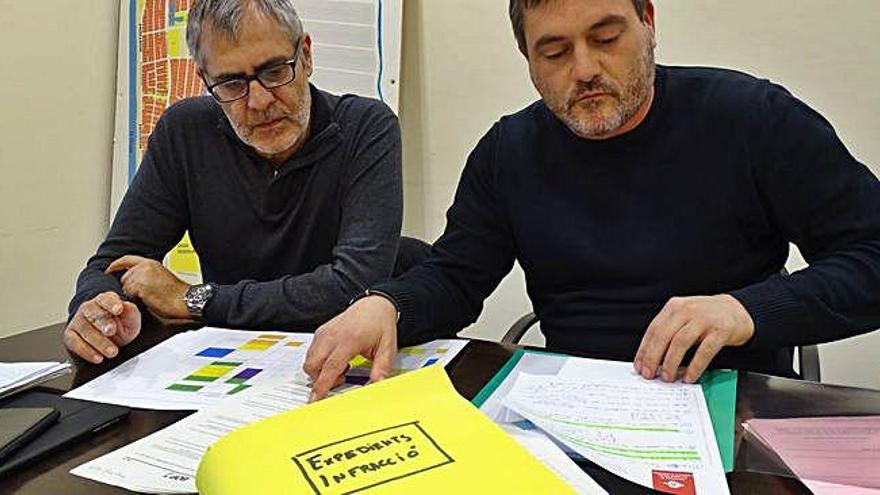 Canet i Giró revisant els expedients d&#039;infraccions.