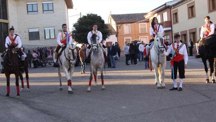 Los quintos de Coreses despiden su año en la carrera de cintas