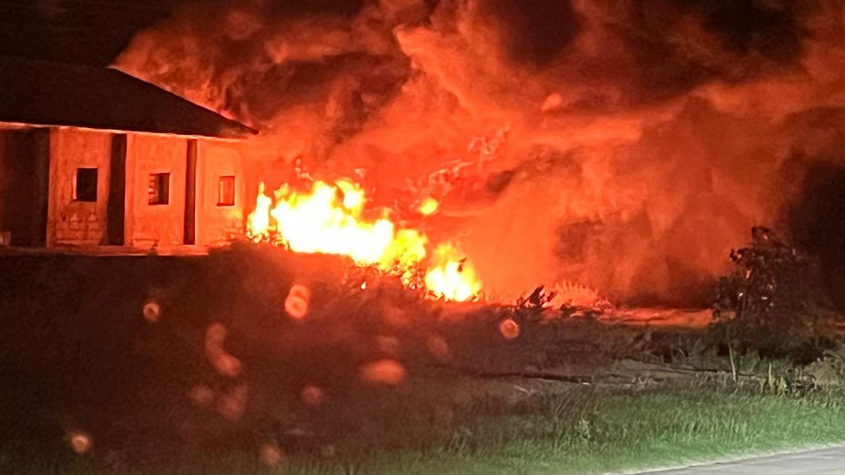 Alarma al incendiarse un camión abandonado junto a un almacén y un surtidor de gasolina en Mazarrón.